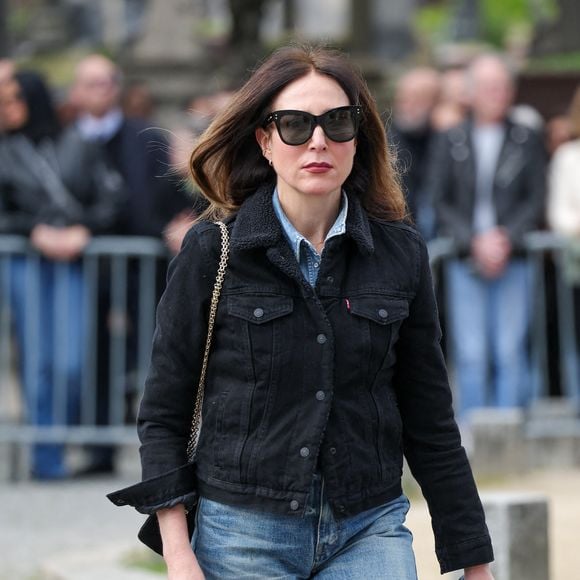 Elsa Zylberstein aux arrivées des obsèques d'Emilie Dequenne au cimetière Père Lachaise à Paris, France, le 26 mars 2025. © Cyril Moreau/Bestimage