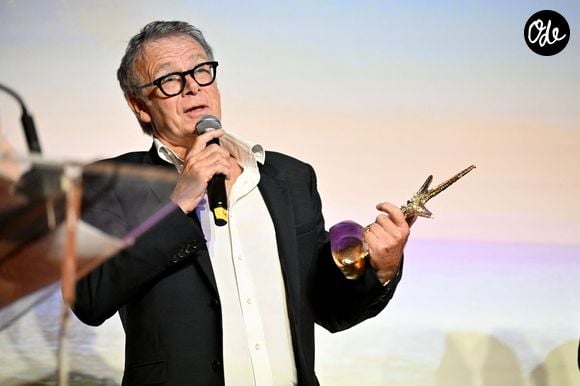 Franck Dubosc a reçu un prix pour célébrer l'ensemble de sa carrière remis par Danielle Millon, la maire de Cassis, et Claude Lelouch lors de la soirée d'ouverture du Festival avec la projection en avant-première du nouveau film de Nicole Garcia "7h40 ce matin là" durant le 1er Festival du Film Français Cassis - Plans Séquences à Cassis, le 16 octobre 2026.
© Bruno Bebert/Bestimage