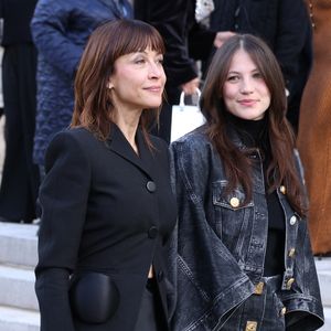 Sophie Marceau et sa fille Juliette Lemley au défilé Schiaparelli "Collection Haute Couture Printemps/Eté 2026" lors de la Fashion Week de Paris, le 26 janvier 2026. Crédit Denis Guignebourg / Bestimage