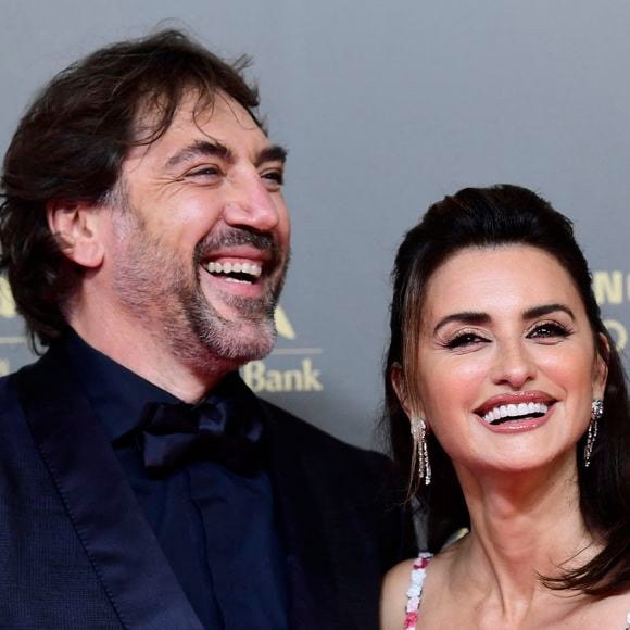 "Ça va mieux", a assuré Javier Bardem qui regrette à l'époque de ne pas avoir saisi l’ampleur du problème. "Mais plus tard, je l'ai compris. C'est une femme incroyable, courageuse, forte et belle". 

Penelope Cruz, Javier Bardem au photocall de la 36ème édition des Goya Awards au palais des Arts de Valence, Espagne le 12 février 2022. (AGENCE / BESTIMAGE).