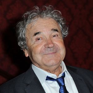 Pierre Perret assistant à la représentation de la pièce « Les Grandes Filles », au profit de l'association de recherche contre le cancer APREC, au Théâtre Montparnasse, à Paris, en France, le 31 mars 2014. Photo : Aurore Maréchal/ABACAPRESS.COM