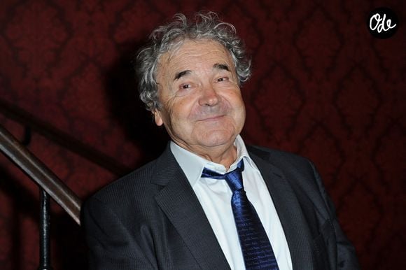 Pierre Perret assistant à la représentation de la pièce « Les Grandes Filles », au profit de l'association de recherche contre le cancer APREC, au Théâtre Montparnasse, à Paris, en France, le 31 mars 2014. Photo : Aurore Maréchal/ABACAPRESS.COM
