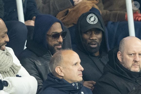 Les artistes Passi et Stomy Bugsy ont rejoint le casting des tribunes.

Stomy Bugsy et Passi - Célébrités dans les tribunes lors du match de Ligue des Champions entre le Paris Saint Germain contre Tottenham Hotspur Football Club (5-3) au Parc des Princes à Paris le 26 novembre 2025. © Cyril Moreau/Bestimage