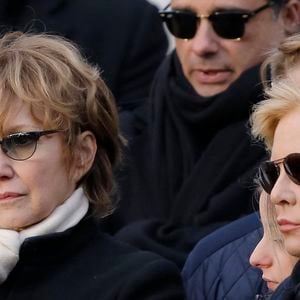 Malgré leur histoire avec Johnny Hallyday, il n'y a eu aucune rivalité entre les deux femmes mais plutôt une entente rare !

Nathalie Baye, Sylvie Vartan, Jean-Jacques Debout aux obsèques de Johnny Hallyday à La Madeleine