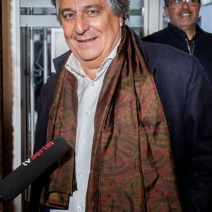 “Là, c’est un patrimoine culturel extraordinaire. Ça ne se met pas en comparaison”, rétorque Christian Clavier

Christian Clavier reçoit le grade d'officier de la Légion d'honneur des mains d'Emmanuel Macron - Christian Clavier - Première du film "Monsieur Claude 2" (Qu'est-ce qu'on a fait au Bon Dieu 2) à Berlin en Allemagne le 2 avril 2019.