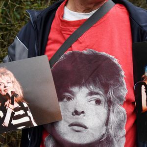 Des personnes réagissent en arrivant pour rendre hommage à la chanteuse française France Gall, dont le cercueil est exposé au Funérarium du Mont Valérien, à Nanterre, en banlieue parisienne, le 10 janvier 2018. Photo Alain APAYDIN/ABACAPRESS.COM