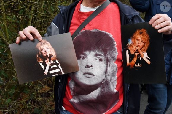 Des personnes réagissent en arrivant pour rendre hommage à la chanteuse française France Gall, dont le cercueil est exposé au Funérarium du Mont Valérien, à Nanterre, en banlieue parisienne, le 10 janvier 2018. Photo Alain APAYDIN/ABACAPRESS.COM