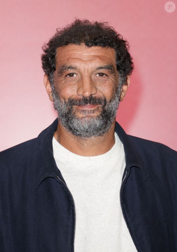 Tentant un registre beaucoup plus sombre dans le film Les Tourmentés de Lucas Belvaux, l’acteur de 53 ans a failli perdre la vie en 2005, alors qu’il était au restaurant chinois.

Ramzy Bedia - Première du film "La Classe Moyenne" au cinéma Pathé Palace à Paris, le 16 septembre 2025.
© Guirec Coadic/Bestimage