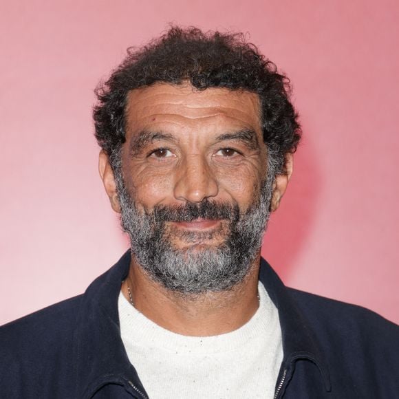 Tentant un registre beaucoup plus sombre dans le film Les Tourmentés de Lucas Belvaux, l’acteur de 53 ans a failli perdre la vie en 2005, alors qu’il était au restaurant chinois.

Ramzy Bedia - Première du film "La Classe Moyenne" au cinéma Pathé Palace à Paris, le 16 septembre 2025.
© Guirec Coadic/Bestimage