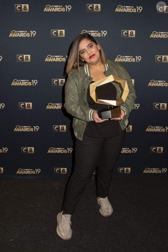 Exclusif - Inès Reg (révélation humour de l’année) dans la press room de la 1ère édition des "Olympia Awards", cérémonie récompensant des artistes de la musique et de l’humour, présentée par A. de Caunes à l'Olympia. Paris, le 11 décembre 2019.
© Tribeca-Gorassini/Bestimage