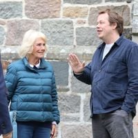 Camilla Parker Bowles : La reine bouscule les codes vestimentaires en jean et doudoune lors d'une rare apparition avec son fils Tom