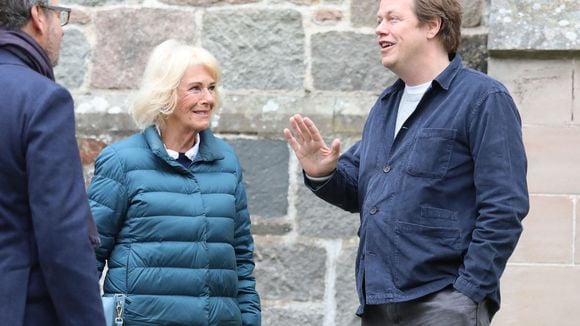 Camilla Parker Bowles : La reine bouscule les codes vestimentaires en jean et doudoune lors d'une rare apparition avec son fils Tom