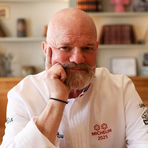 Exclusif - Le chef Philippe Etchebest dans les cuisines de son restaurant "Maison Nouvelle" à Bordeaux, le 11 avril 2025. ©Jean-Marc Lhomer/Bestimage.