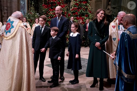 Cette dernière a été attaquée pour son style vestimentaire.

Le prince et la princesse de Galles (Le prince William, prince de Galles, et Catherine (Kate) Middleton, princesse de Galles) et leurs enfants, le prince George, le prince Louis (au centre) et la princesse Charlotte (La princesse Charlotte de Galles), arrivent à l'abbaye de Westminster à Londres, vendredi 5 décembre 2025. PA Photo/ Bestimage