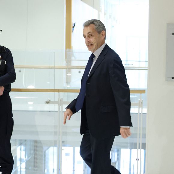 Nicolas Sarkozy arrive au procès pour des accusations de financement illégal de la campagne présidentielle victorieuse de 2007 par le dictateur Mouammar Kadhafi, au tribunal de Paris, France, le 27 mars 2025. © Denis Guignebourg/Bestimage