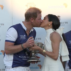 La duchesse de Sussex présente le trophée à son mari, le duc de Sussex, après que son équipe, la Royal Salute Sentebale Team, a battu la Grand Champions Team, lors du Royal Salute Polo Challenge, au profit de Sentebale, au USPA National Polo Center à Wellington, FL, USA, le vendredi 12 avril 2024. Photo by Yaroslav Sabitov/PA Wire/ABACAPRESS.COM