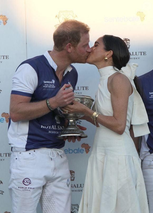 La duchesse de Sussex présente le trophée à son mari, le duc de Sussex, après que son équipe, la Royal Salute Sentebale Team, a battu la Grand Champions Team, lors du Royal Salute Polo Challenge, au profit de Sentebale, au USPA National Polo Center à Wellington, FL, USA, le vendredi 12 avril 2024. Photo by Yaroslav Sabitov/PA Wire/ABACAPRESS.COM