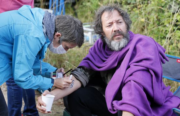 Exclusif - Bruno Debrandt - S. Bern tient son premier rôle devant la caméra d'O. Guignard dans le téléfilm de France 3 "La Mort vue du ciel" à Châteauneuf-sur-Charente, le 17 août 2020.