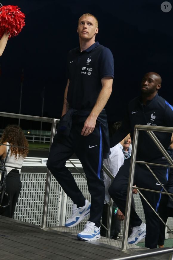 Jérémy Mathieu - Sortie en public pour l'équipe de France de football à l'hippodrome de Vincennes le 27 mai 2016. Christophe Clovis / Bestimage