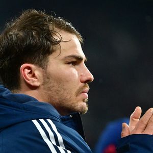 Pour "recharger ses batteries", Antoine Dupont s'est offert une parenthèse dorée dans le sud de la France, accompagné de ses plus fidèles gardes du corps.

Antoine Dupont  Match d'ouverture du Tournoi des six nations: France-Irlande (36-14) au Stade de France à Saint-Denis le 5 février 2026. © Christian Liewig/ Bestimage