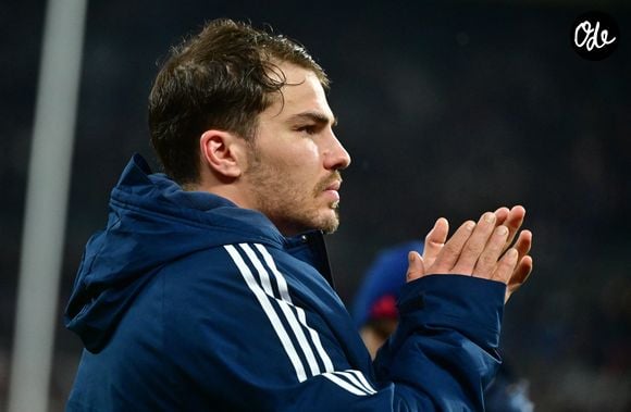 Pour "recharger ses batteries", Antoine Dupont s'est offert une parenthèse dorée dans le sud de la France, accompagné de ses plus fidèles gardes du corps.

Antoine Dupont  Match d'ouverture du Tournoi des six nations: France-Irlande (36-14) au Stade de France à Saint-Denis le 5 février 2026. © Christian Liewig/ Bestimage