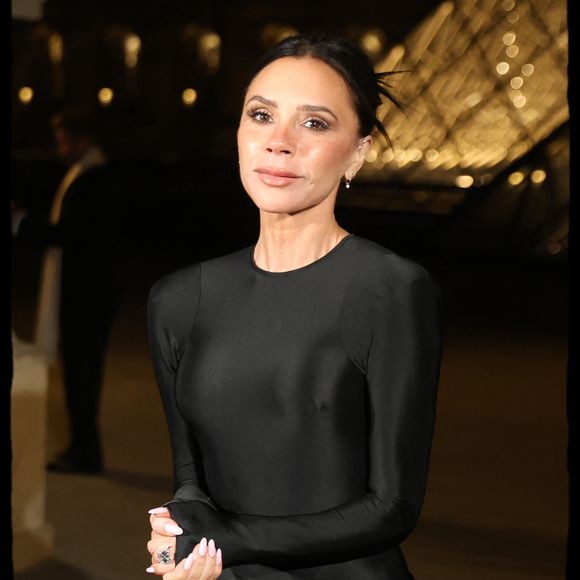 À 50 ans, elle avouait assumer son âge et être pleinement épanouie à la tête de sa merveilleuse tribu de quatre enfants. 

Exclusif - Victoria Beckham au dîner organisé à l'issue du vernissage de l'exposition "Louvre Couture, Objets d'Art, Objets de mode" à Paris en marge de la fashion week PAP automne/hiver 2025-2026 à Paris le 4 mars 2025.

© Alain Guizard / Bestimage