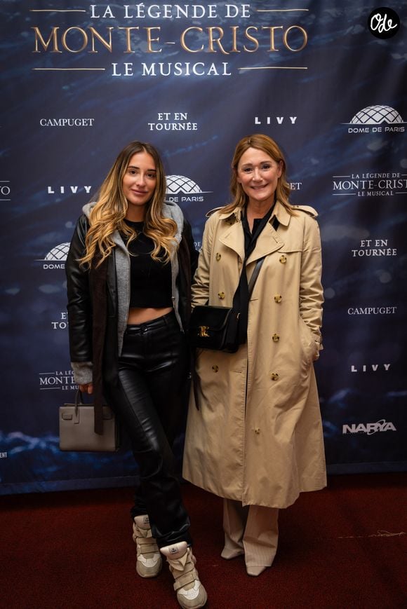 Exclusif - Daniela Lumbroso et sa fille Carla Ghebali au photocall du showcase de présentation de la comédie musicale La Légende du Comte de Monte Cristo à Salle Gaveau à Paris, France, le 25 septembre 2025. © Julien Sarkissian/Bestimage