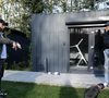 Sa propriété dispose d'un immense jardin, d'une salle de sport extérieure et se situe à deux pas de la forêt.

Vitaa ouvre les portes de son domicile pour "Esprit dog".