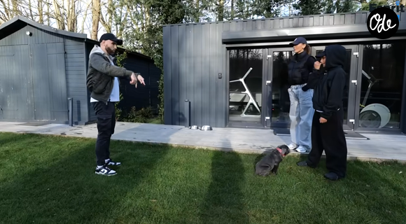 Sa propriété dispose d'un immense jardin, d'une salle de sport extérieure et se situe à deux pas de la forêt.

Vitaa ouvre les portes de son domicile pour "Esprit dog".
