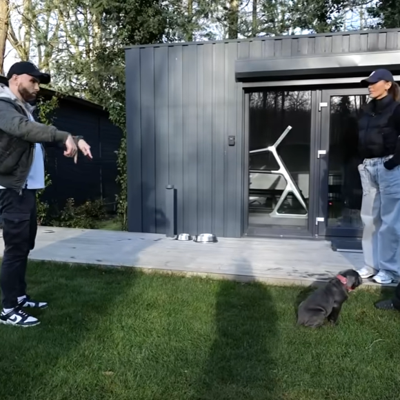 Sa propriété dispose d'un immense jardin, d'une salle de sport extérieure et se situe à deux pas de la forêt.

Vitaa ouvre les portes de son domicile pour "Esprit dog".