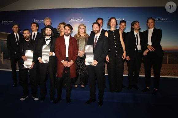 Le jury : Gael Morel, Nicolas Saada, Jean-Pierre Duret, Valeria Golino, Catherine Deneuve, Antonin Baudry, Vicky Krieps, Gaspard Ulliel, Orelsan et Claire Burger, les lauréats : Robert Eggers (Prix du Jury), Carlo Mirabella-Davis (Prix spécial), Michael Angelo Covino et Kyle Marvin (Prix du Jury) - Press room lors de la soirée de clôture du 45ème Festival du Cinéma Américain de Deauville. Le 14 septembre 2019
© Denis Guignebourg / Bestimage