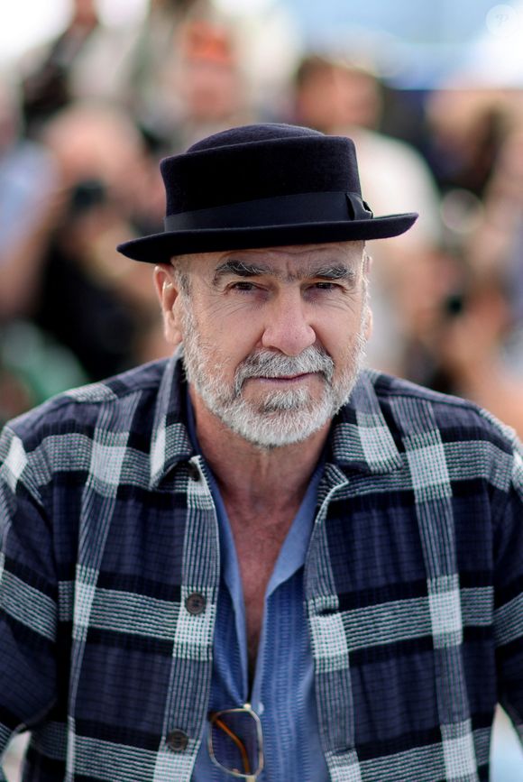 Dans une interview accordée à la Tribune Dimanche en octobre 2024, l'ancien footballeur a parlé de sa vie quotidienne en famille.


Eric Cantona au photocall du film "Les Matins Merveilleux" lors du 79ème Festival International du Film de Cannes, France, le 16 mai 2026. © Jacovides-Moreau/bestimage