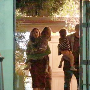 Exclusif - Ryan Gosling et Eva Mendes quittent un restaurant avec leurs enfants Esmeralda et Amada à Los Angeles le 4 juin 2018.
©The ImageDirect / Bestimage