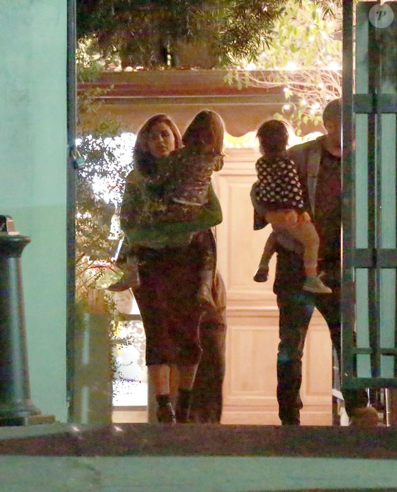 Exclusif - Ryan Gosling et Eva Mendes quittent un restaurant avec leurs enfants Esmeralda et Amada à Los Angeles le 4 juin 2018.
©The ImageDirect / Bestimage