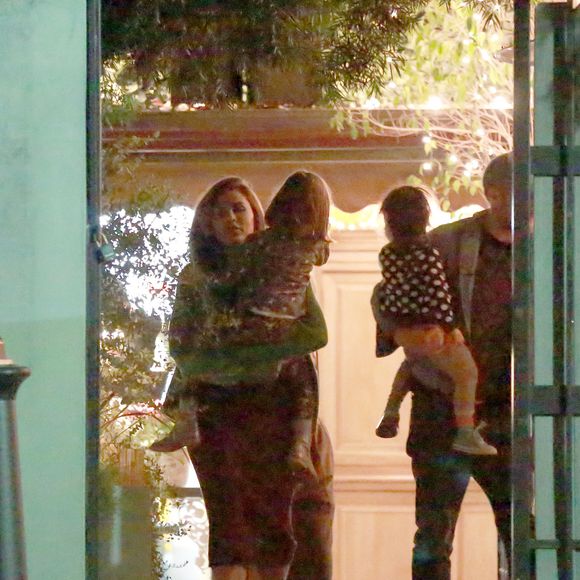Exclusif - Ryan Gosling et Eva Mendes quittent un restaurant avec leurs enfants Esmeralda et Amada à Los Angeles le 4 juin 2018.
©The ImageDirect / Bestimage