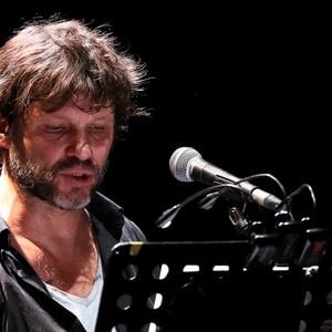 Bertrand Cantat (ex-membre du groupe "Noir Désir" et actuel membre du groupe "Détroit") fait une pause dans sa carrière musicale et se lance dans une tournée de lecture de textes poétiques avec deux musiciens autour de lui. Son nouveau spectacle de lecture (Condor Live) est tiré du livre "Condor" de Caryl Ferey. C'est une oeuvre allégorique et hallucinée, d'un couple fuyant la mort dans le Chili d'après Pinochet. Cenon, le 22 septembre 2016.
© Patrick Bernard/ Bestimage