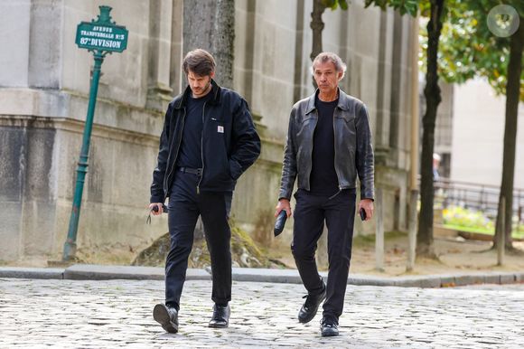 Paul Belmondo et son fils Alessandro Belmondo - Sorties des obsèques d’Alain Belmondo au crématorium du Père-Lachaise à Paris, France, le 4 septembre 2025. © Dominique Jacovides/Bestimage