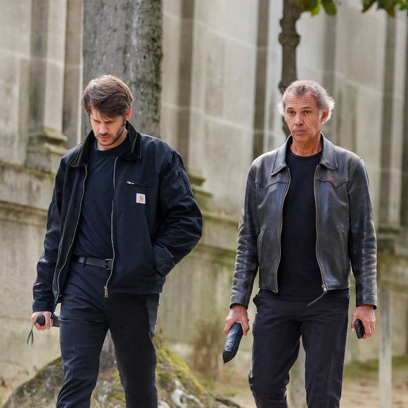 Paul Belmondo et son fils Alessandro Belmondo - Sorties des obsèques d’Alain Belmondo au crématorium du Père-Lachaise à Paris, France, le 4 septembre 2025. © Dominique Jacovides/Bestimage