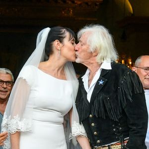 Pour rappel, Hugues Aufray est aussi le grand-père de cinq petites-filles en plus d'être arrière-grand-père. Une jolie famille qui suffit à faire son bonheur...

Murielle Mégevand et Hugues Aufray s'embrassent sur le parvis de l'église - Mariage d'Hugues Aufray et de Murielle Mégevand à l’église Saint-Vigor de Marly-Le Roy, France, le 2 septembre 2023. © Agence / Bestimage