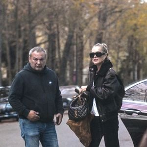 Exclusif -  Laeticia Hallyday, accompagnée de Carl (chauffeur et garde du corps), arrive  pendant l'emménagement de son nouvel appartement parisien, à Paris, France, le 16 octobre 2025. © Agence / Bestimage