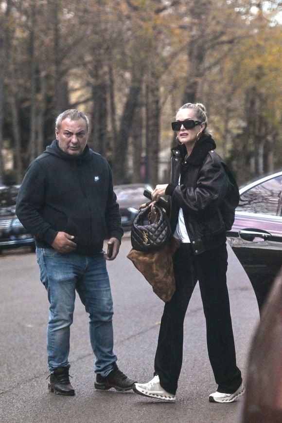 Exclusif -  Laeticia Hallyday, accompagnée de Carl (chauffeur et garde du corps), arrive  pendant l'emménagement de son nouvel appartement parisien, à Paris, France, le 16 octobre 2025. © Agence / Bestimage