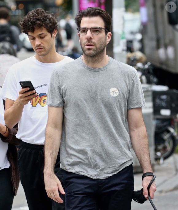 Zachary Quinto et son compagnon Miles McMillan se promènent à New York, le 13 septembre 2018.
