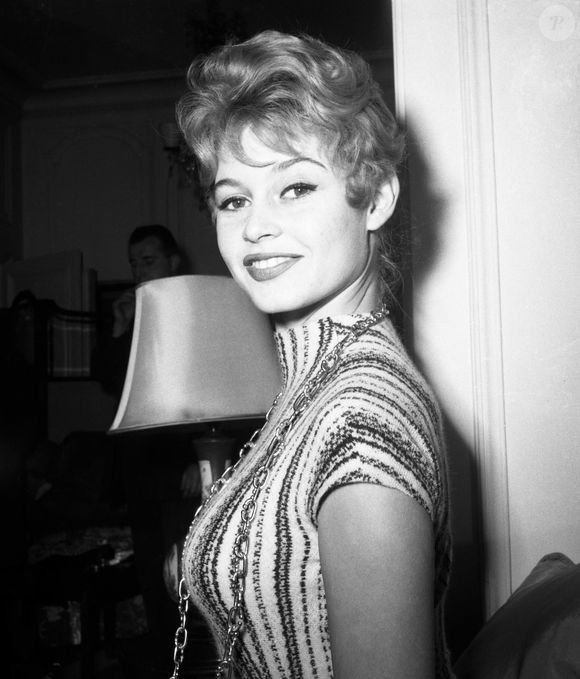 27.10.1956 Brigitte Bardot lors d'une réception à l'hôtel Savoy de Londres. Brigitte Bardot était à Londres pour le Royal Command Variety Performance à l'Empire Cinema à Leicester Square. Photo par The Times/News Licensing/ABACAPRESS.COM