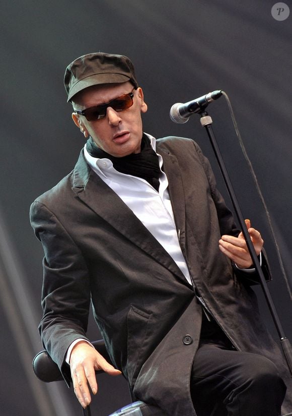 Le chanteur français Bashung se produit sur scène lors de la Fête de l'Humanité (rassemblement des partis politiques traditionnels de gauche) à La Courneuve près de Paris, France, le 14 septembre 2008. Photo de Mousse/ABACAPRESS.COM