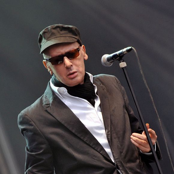 Le chanteur français Bashung se produit sur scène lors de la Fête de l'Humanité (rassemblement des partis politiques traditionnels de gauche) à La Courneuve près de Paris, France, le 14 septembre 2008. Photo de Mousse/ABACAPRESS.COM