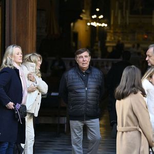Jean-Pierre Foucault et son épouse Evelyn Jarre lors de la cérémonie d'enterrement de la présentatrice de télévision Evelyne Leclercq à la cathédrale Sainte-Réparate de Nice, France, le 13 janvier 2026. Elle est décédée le 30 décembre 2025 (à l'âge de 74 ans) à Grasse. Photo par Laurent Coust/ABACAPRESS.COM