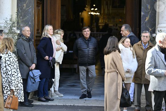 Jean-Pierre Foucault et son épouse Evelyn Jarre lors de la cérémonie d'enterrement de la présentatrice de télévision Evelyne Leclercq à la cathédrale Sainte-Réparate de Nice, France, le 13 janvier 2026. Elle est décédée le 30 décembre 2025 (à l'âge de 74 ans) à Grasse. Photo par Laurent Coust/ABACAPRESS.COM