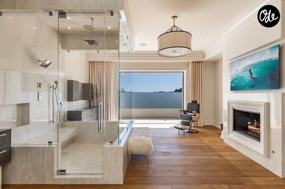 L’ancienne propriété de Ben Affleck et Jennifer Lopez à Beverly Hills s’étend sur près de deux hectares. La résidence compte 12 chambres, 24 salles de bains, une piscine à débordement, un vaste complexe sportif et un garage pouvant accueillir 12 voitures. Crédit photo : Simon Berlyn.