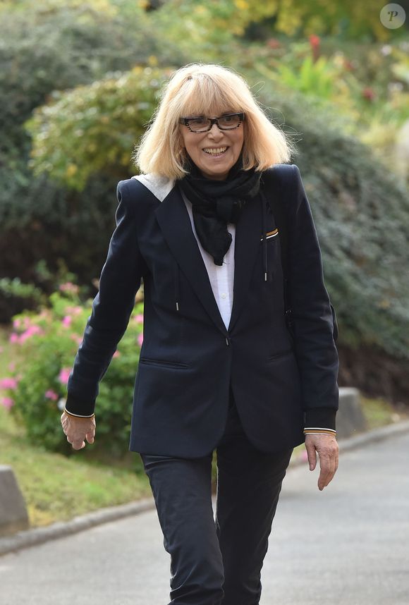 Exclusif - Mireille Darc visite le centre EPHAD Hervieux de Poissy dans le cadre de l'opération "+ De Vie" à Poissy le 12 octobre 2015. Photographe : Giancarlo Gorassini/Bestimage