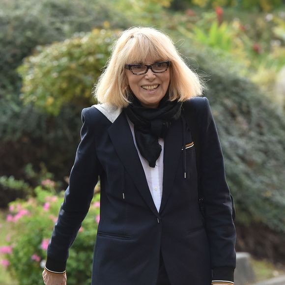 Exclusif - Mireille Darc visite le centre EPHAD Hervieux de Poissy dans le cadre de l'opération "+ De Vie" à Poissy le 12 octobre 2015. Photographe : Giancarlo Gorassini/Bestimage